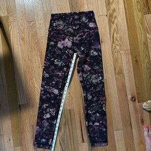Lululemon Wunder Under leggings size 4.